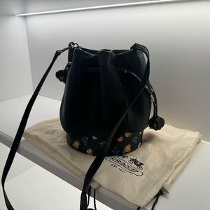 🖤💐Black and floral Coach drawstring bag.